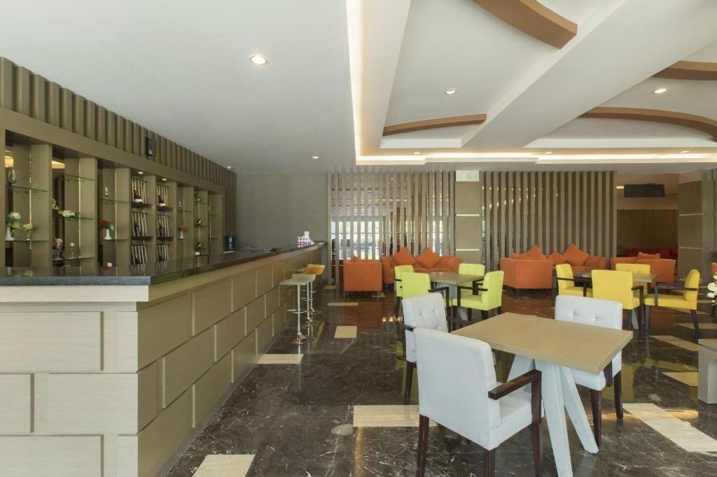 Dalton Hotel Makassar Exterior foto