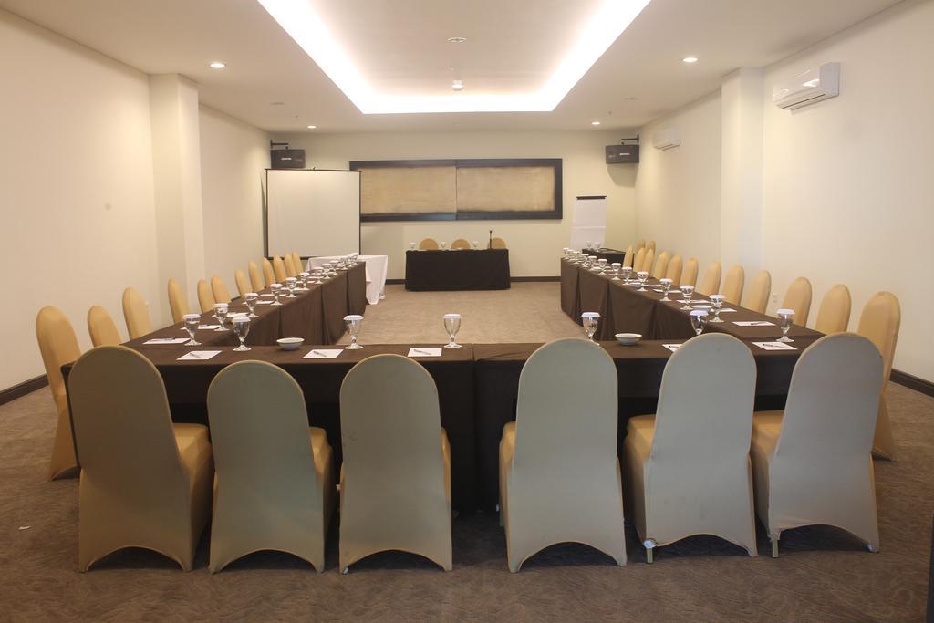 Dalton Hotel Makassar Exterior foto